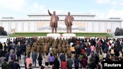 지난해 4월 북한 인민군 창건 85주년을 맞아 평양 만수대 언덕에 있는 김일성·김정일 부자 동상에 인민군 장병들과 각 계층 근로자·학생들이 꽃바구니를 바치고 있다.