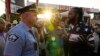 El jefe de policía de Mineápolis, Brian O'Hara, izquierda, habla con Michael Wilson, derecha, en el tercer aniversario de la muerte de George Floyd en la George Floyd Square de la ciudad de Mineápolis, el jueves 25 de mayo de 2023.