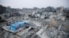 Las casas destruidas en ataques israelíes anteriores yacen en ruinas, antes de un alto el fuego que entrará en vigor el domingo, en Khan Younis, en el sur de la Franja de Gaza, el 16 de enero de 2025.