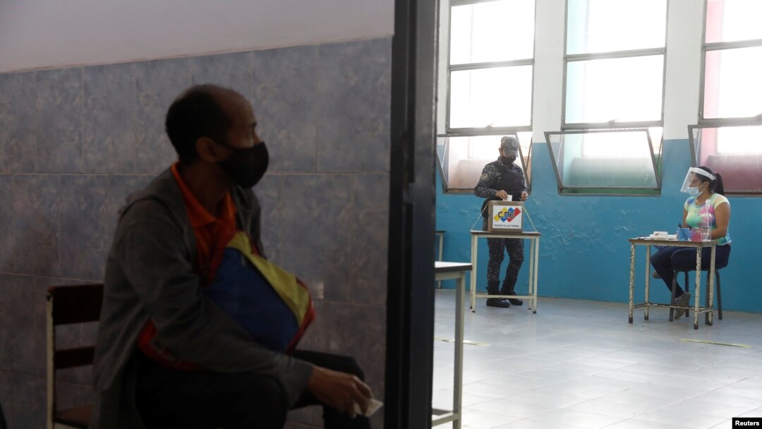 Un miembro de la Policía Nacional Bolivariana emite su voto en un simulacro electoral antes de las elecciones regionales de noviembre para gobernadores y alcaldes, en Caracas, el 10 de octubre de 2021.