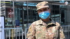 La teniente del ejército de EE.UU. Nadia Santos, presta ayuda en la lucha contra el COVID-19 en el centro médico Javits en la ciudad de Nueva York.