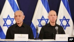 Foto Achiv: Premye Minis Izrayelyen Benjamin Netanyahu (a goch) ak Minis Defans Yoav Gallant pandan yon konferans pou lapres nan Tel Aviv, Izrayel, 28 Oktob, 2023.