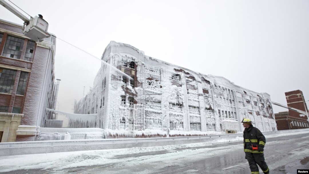 En Chicago, a pesar de la fuerte helada, este edificio se incendió. No se registraron víctimas. 
