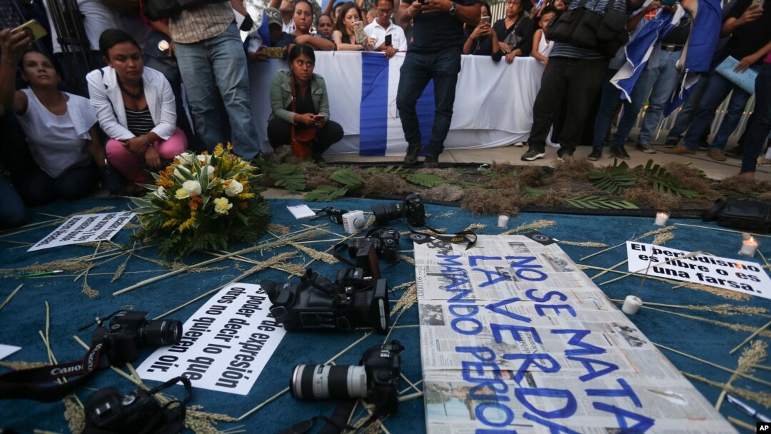 La comunidad periodística realiza un memorial en honor al periodista asesinado Ángel Gahona, quien murió el 21 de abril en la ciudad de Bluefields mientras cubría las protestas antigubernamentales, en Nicaragua, el jueves 26 de abril de 2018. Foto AP/Alfredo Zúñiga