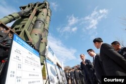 29일 한국 대전 국방과학연구소에서 열린 L-SAM 장거리지대공유도무기 개발완료 기념행사에서 김용현 국방부 장관이 행사장 야외에 전시된 L-SAM 시제와 유도탄 모형을 둘러보고 있다. 사진 = 한국 국방부.