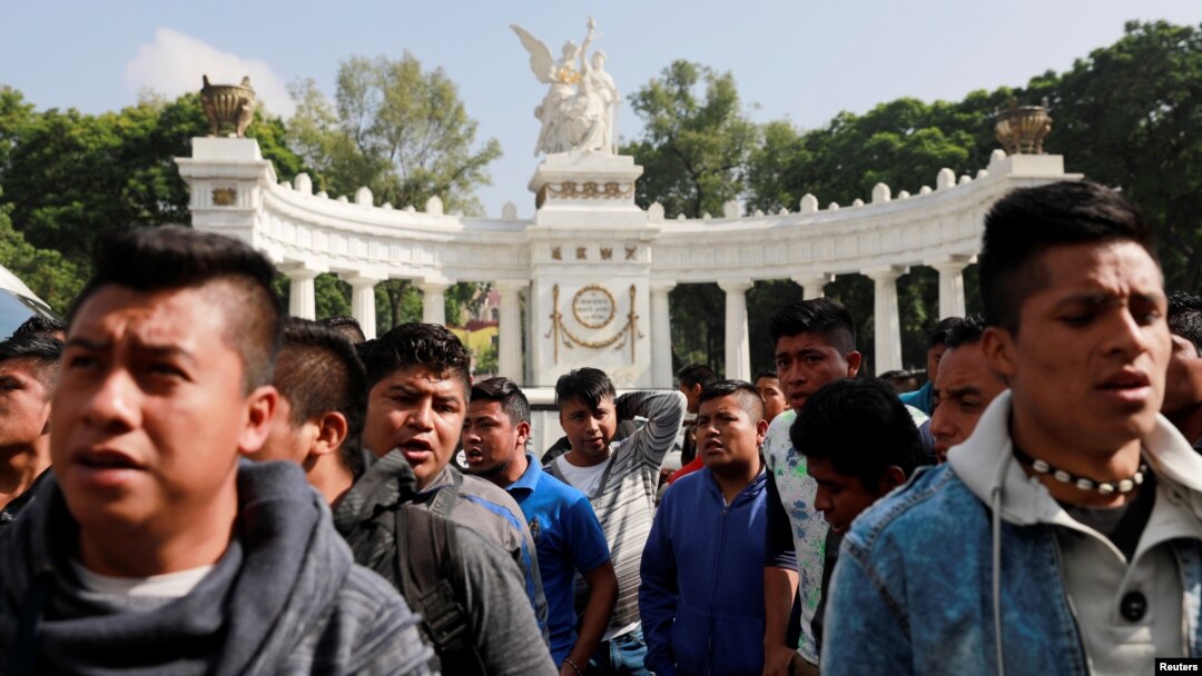 Los estudiantes del Colegio Ayotzinapa, Raúl Isidro Burgos, se manifiestan frente al Museo de la Memoria y la Tolerancia antes de una reunión entre los padres de 43 estudiantes desaparecidos en la Ciudad de México, el 26 de septiembre de 2018. 