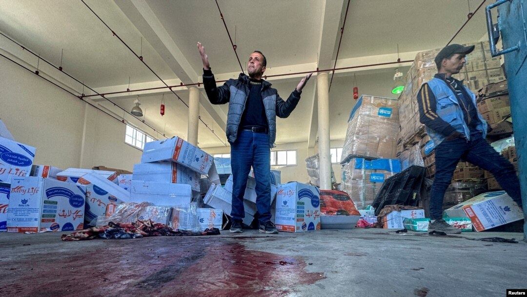 Un palestino reacciona mientras hay sangre en el suelo en un centro de distribución de ayuda de la UNRWA tras un ataque israelí, mientras continúa el conflicto entre Israel y Hamás, en Rafah, en el sur de la Franja de Gaza, el 13 de marzo de 2024.