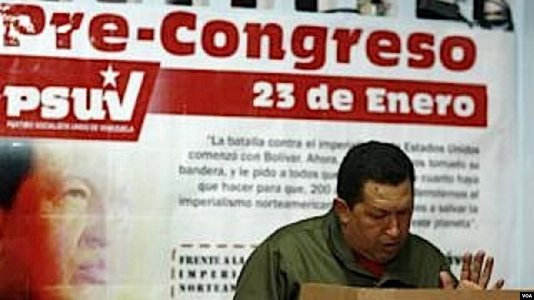 La oposición de venezuela acusa a Chávez de utilizar fondos del gobierno para su campaña electoral.