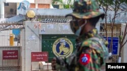 Một binh sĩ bên ngoài Ngân hàng Trung ương Myanmar trong một cuộc biểu tình phản đối cuộc đảo chính.