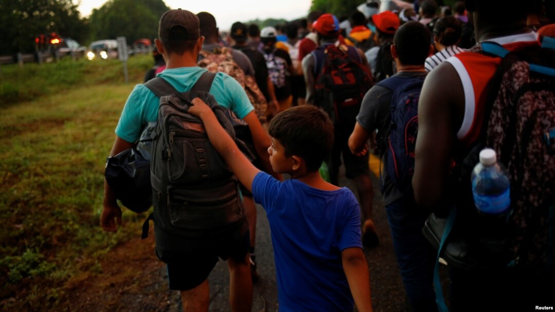 Xabiel, un migrante venezolano de 9 años, camina con su hermano Yilber Gabriel mientras se unen a la caravana que se dirige a la frontera sur de EE. UU., cerca de Villa Comaltitlán, México, el 20 de noviembre de 2021.