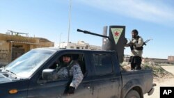지난 24일 이슬람 수니파 무장반군 ISIL 병사들이 시리아 하사케흐 지역에서 탈취한 쿠르드족 군용 차량이 몰고 있다.