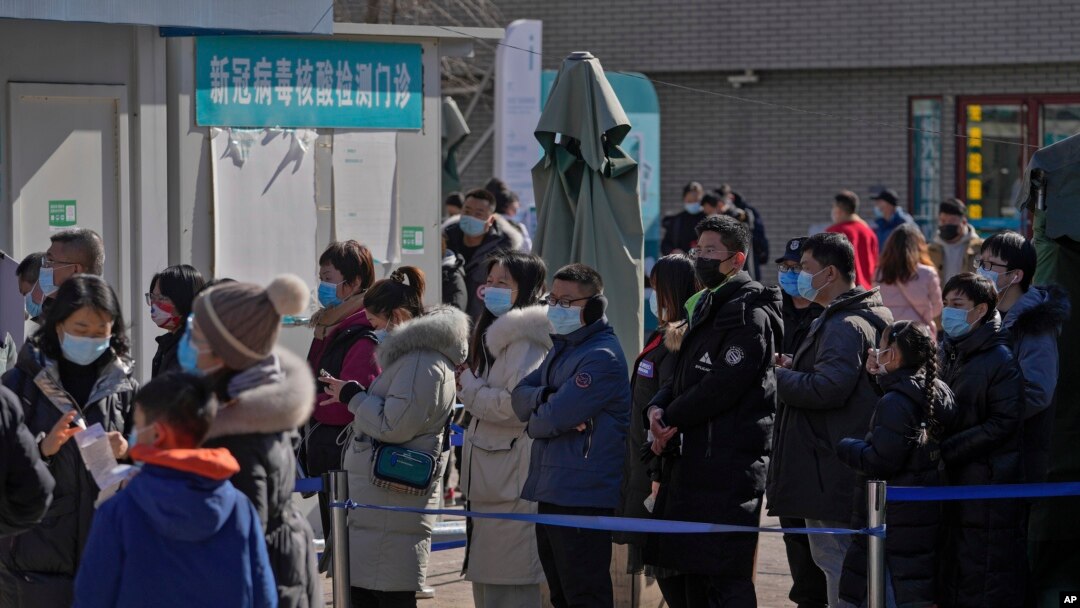 北京市民排隊接受新冠病毒核酸檢測。 （2022年2月8日）