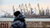 Vojnik korača u pograničnoj bazi u ukrajinskoj crnomorskoj luci Mariupol, 11. februara 2022.