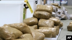 资料图片：在这张澳大利亚联邦警察提供的照片中，在从中国运来的货物中含有的甲基苯丙胺包裹被截获，堆放在澳大利亚墨尔本的一个仓库里。