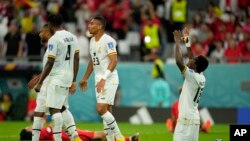 Daniel Amartey, kulia, akishangilia na wachezaji wenzake mwishoni mwa mechi ya kandanda ya Kundi H ya Kombe la Dunia kati ya Korea Kusini na Ghana, kwenye Uwanja wa Education City mjini Al Rayyan, Qatar, Jumatatu, Novemba 28, 2022. AP.
