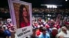 ARCHIVO - Un partidario sostiene un cartel con una foto de Laken Riley y la frase "¡Diga su nombre!" antes de que el candidato republicano a la presidencia, Donald Trump, hable en un mitin de campaña el 9 de marzo de 2024 en Rome, Georgia.