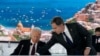 美国国务卿布林肯在罗马为出席G20峰会的拜登总统调整麦克风（路透社2021年10月31日）