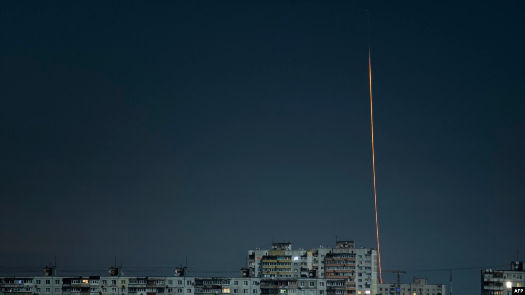 ARCHIVO - Esta fotografía tomada a principios del 1 de octubre de 2023 muestra un misil ruso lanzado desde la región rusa de Belgorod volando hacia Kharkiv, en el este de Ucrania, en medio de la invasión rusa de Ucrania.