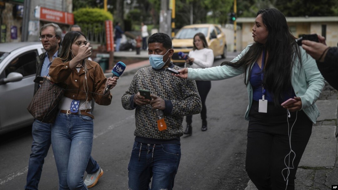 Manuel Ranoque, padre de dos de los niños indígenas que sobrevivieron a un accidente aéreo en el Amazonas y luego desafiaron la selva durante 40 días, habla con los medios desde el hospital militar donde están los niños, en Bogotá, Colombia, el domingo 11 de junio de 2023.
