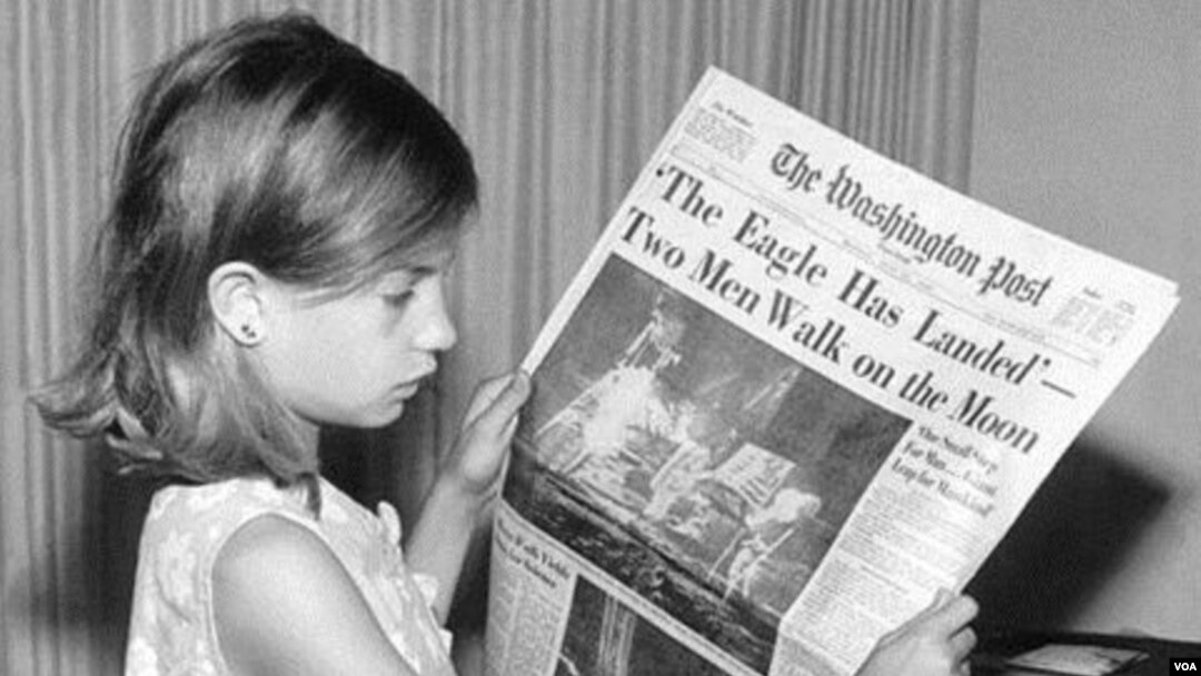 "Esta foto es de mi mamá leyendo el periódico del lunes 21 de julio de 1969. La foto la tomó mi abuelo." Jack Weir