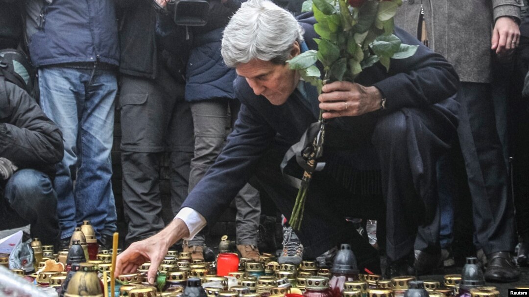 El secretario de Estado de EE.UU., John Kerry, prende una vela en el parque Independence Square, en Kiev, donde murieron decenas de protestantes en las marchas antigubernamentales de las semanas pasadas.