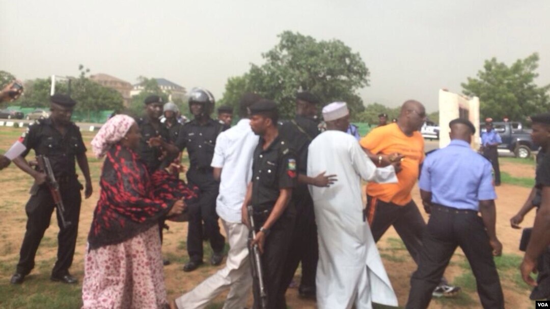 'Yan Sanda na takurawa masu zanga-zangar lumana a Abuja. 