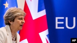ARCHIVO - La primera ministra británica Theresa May previo a una conferencia de prensa en una cumbre de la UE en Bruselas, el 23 de junio de 2017. 