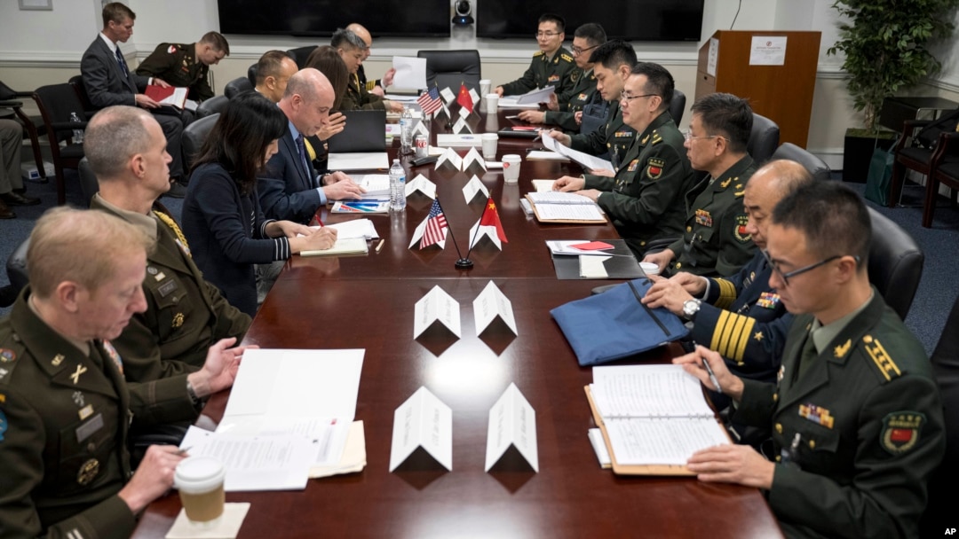 美國國防部副助理部長麥可‧蔡斯在五角大樓與中國軍方代表團舉行國防政策協調會談。 (2024年1月9日)