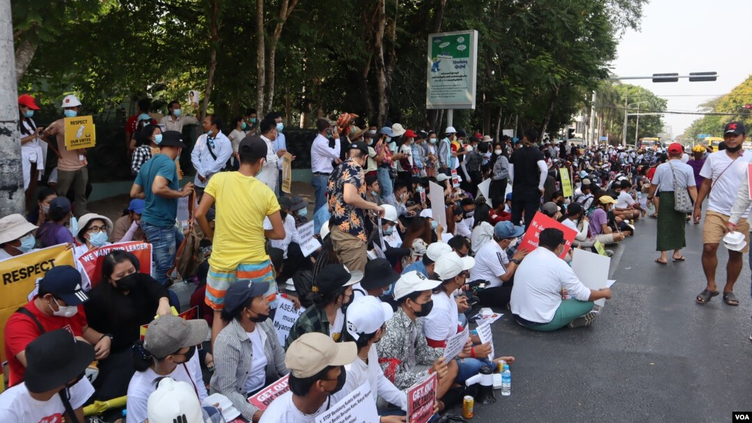 ရန်ကုန်မြို့ အင်ဒိုနီးရှားသံရုံးရှေ့ စစ်အာဏာသိမ်းဆန့်ကျင် ဆန္ဒပြမြင်ကွင်း။ (ဖေဖော်ဝါရီ ၂၃၊ ၂၀၂၁)