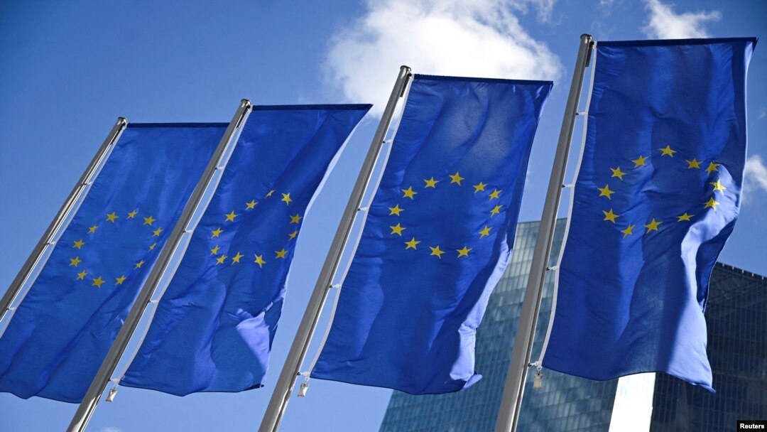 ARCHIVO: Las banderas de la Unión Europea ondean el día en que la presidenta del Banco Central Europeo (BCE), Christine Lagarde, habla con los periodistas después de la reunión de política monetaria del Consejo de Gobierno en Frankfurt, Alemania, el 12 de septiembre de 2024.