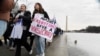 Manifestantes desfilan en la "Marcha del Pueblo en Washington" para protestar contra la investidura de Donald Trump, el 18 de enero de 2025.