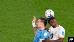 Sebastian Coates wa Uruguay, kushoto, na Mohammed Salisu wa Ghana wakipiga mpira kwa kichwa wakati wa mechi ya Kundi H ya Kombe la Dunia kati ya Ghana na Uruguay, katika Uwanja wa Al Janoub mjini Al Wakrah, Qatar, Ijumaa, Desemba 2, 2022. (AP)