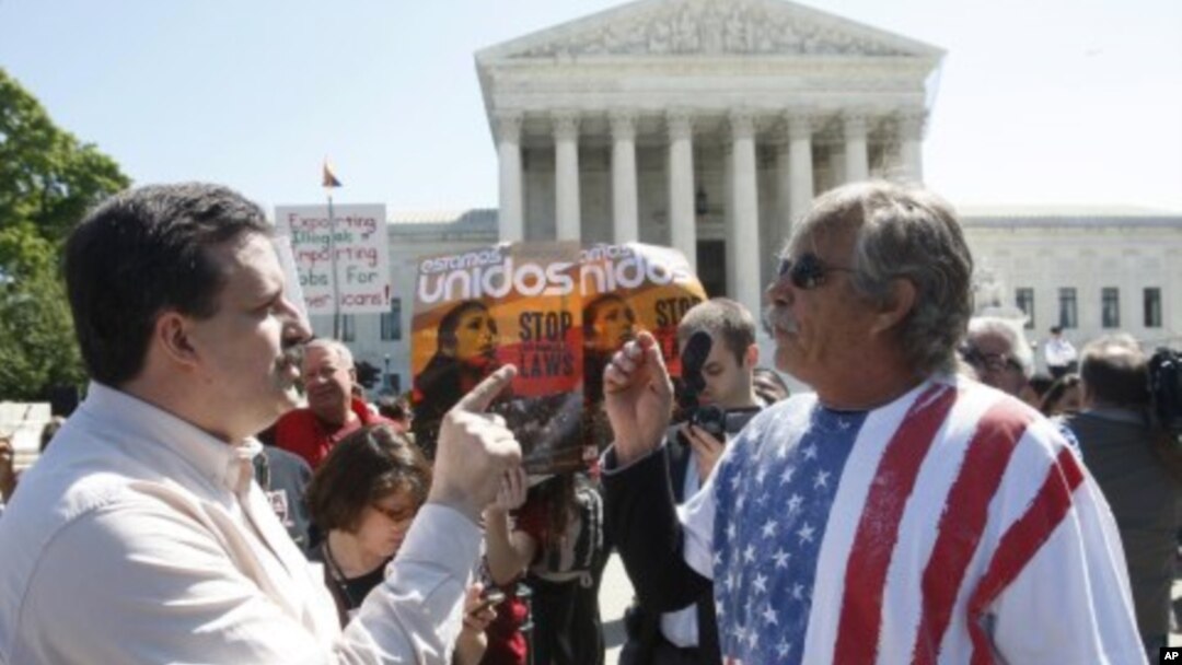 Ciudadanos a favor y en contra de la ley de Inmigración de Arizona, discuten frente a la Corte Suprema de Justicia, en Washington, D.C.