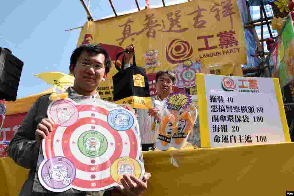 香港工黨傳訊幹事鄭司律表示,在農曆新年年宵市場售賣雨傘運動為主題的產品,代表延續雨傘運動精神