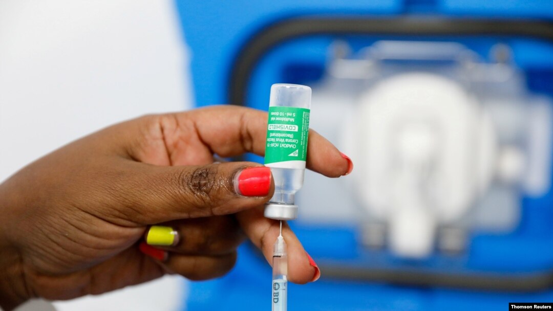 n trabajador médico prepara una dosis de la vacuna COVID-19 de AstraZeneca, en Nairobi, el 22 de abril de 2021.