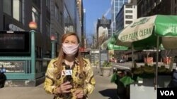  La periodista Celia Mendoza, de la Voz de América, graba un reportaje en el centro de Nueva York, en la esquina entre la Calle 34 y la 8ª Avenida, tras entrevistar a vendedores ambulantes.
