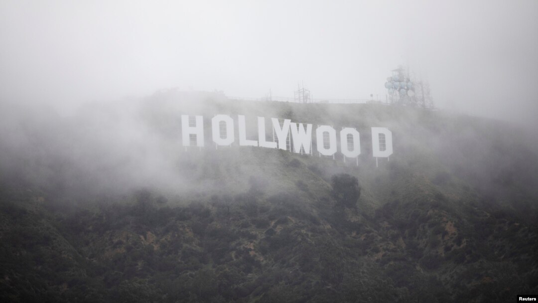 El signo de Hollywood se observa en medio de una mezcla de niebla y copos de nieve en una rara tormenta invernal en Los Ángeles, California, el 24 de febrero de 2023.
