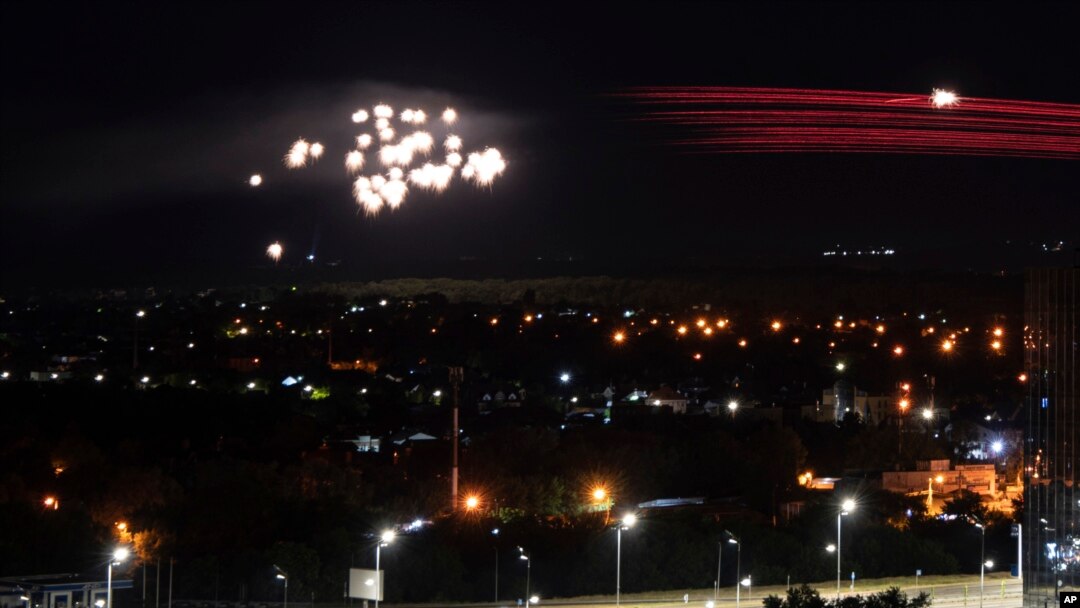 Ukrajinska protivazdušna odbrana zaustavila dronove u nemilosrdnom talasu bombardovanja Kijeva. Ukrajina, 30. maj, 2023. (Foto: AP / Evgenij Maloleta).
