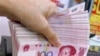 香港某外汇兑换店的职员点算一把百元人民币。（资料照）