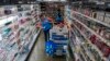 Una empleada organiza productos de belleza dentro del Walmart Supercenter en North Bergen, Nueva Jersey, el jueves 9 de febrero de 2023.