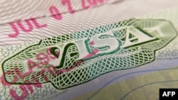 Ilustración fotográfica muestra un sello de visa en un pasaporte extranjero en Los Ángeles, Estados Unidos, el 6 de junio de 2020.