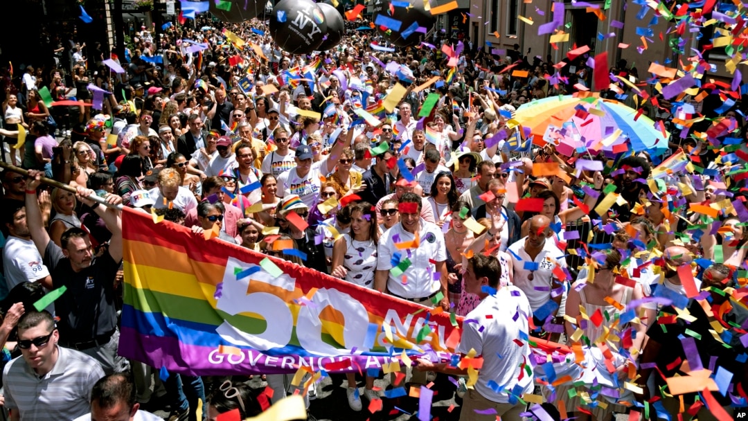 El gobernador de Nueva York, Andrew Cuomo, abajo al centro, se une a la marcha del Orgullo LBGTQ el domingo 30 de junio de 2019.