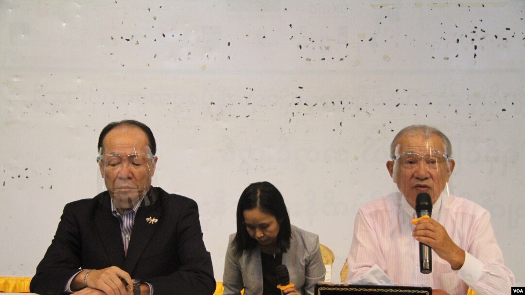 သတင်းစာရှင်းလင်းပွဲအတွင်းတွေ့ရသည့် ဂျပန်အထူးသံတမန် Sasakawa Yohei (ယာ) နှင့် ဂျပန်သံအမတ်ကြီး Ichiro Maruyama။ (နိုဝင်ဘာ ၂၈၊ ၂၀၂၀။ ဓာတ်ပုံ - သက်နိုင် (ဗွီအိုအေ))