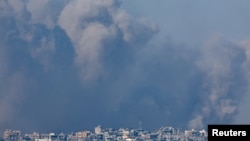 El humo se eleva en la Franja de Gaza, en medio del actual conflicto entre Israel y el grupo islamista palestino Hamás, visto desde el sur de Israel.