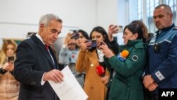 2024년 12월 1일 루마니아 대통령 후보 컬린 제오르제스쿠가 부쿠레슈티 인근 모고소아이아 투표소에서 국회의원 선거 투표를 하고 있다.