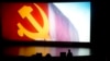 纪录片《了不起的中国》在中国北京的北京电影学院展示了共产党旗帜和中文字幕“风雨中，航程壮丽”