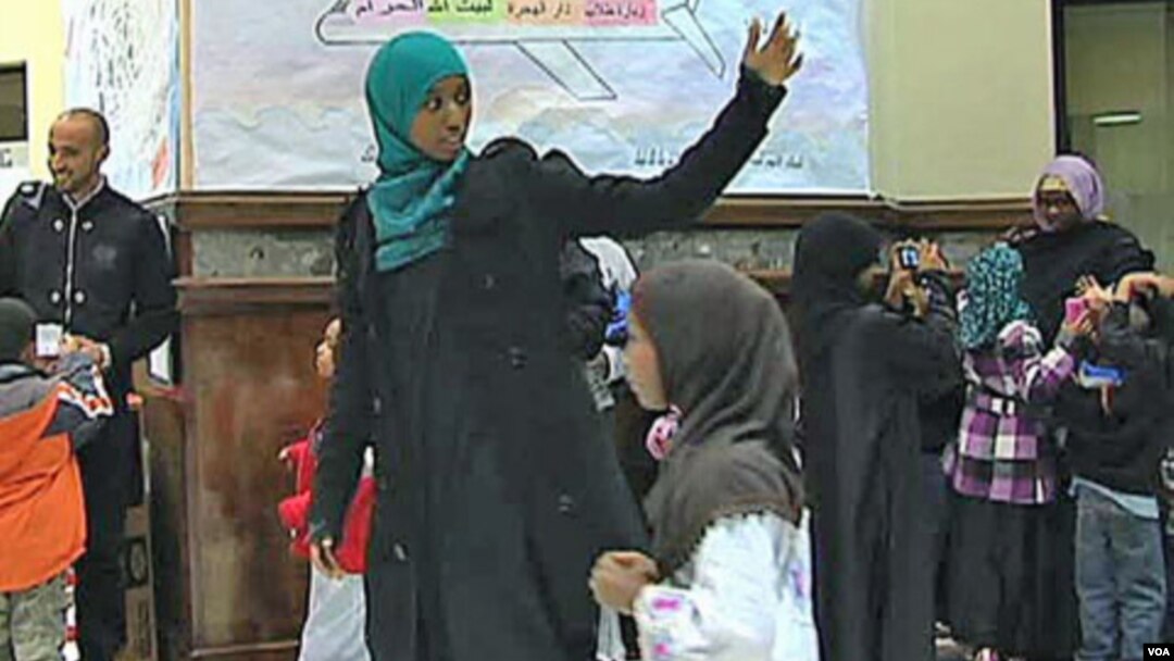 Hafsa Abdelrahman es la encargada de instruir a los niños.