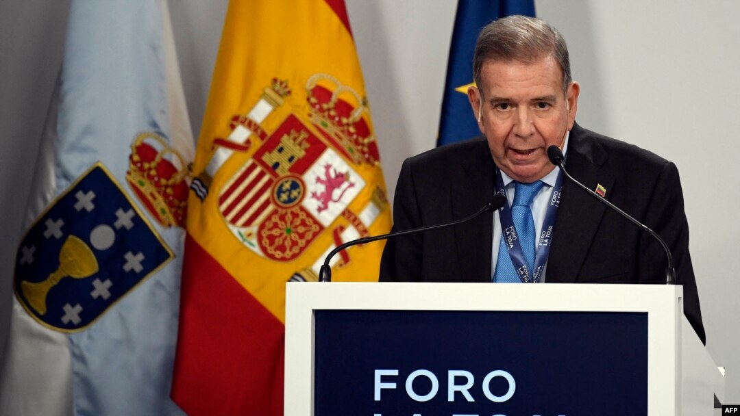 El candidato presidencial de la oposición venezolana, Edmundo González Urrutia, participa en el evento Foro La Toja - Enlace Atlántico, en A Illa da Toxa el 4 de octubre de 2024. 