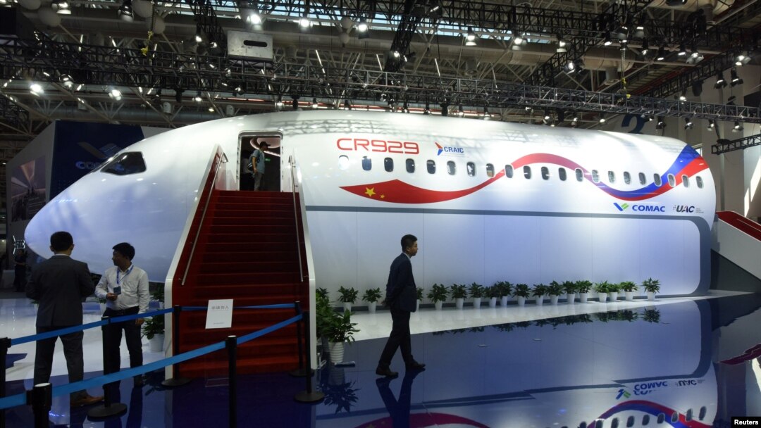 中國廣州珠海航空展展出的中俄聯合開發的客機模型。 （2018年11月7日）