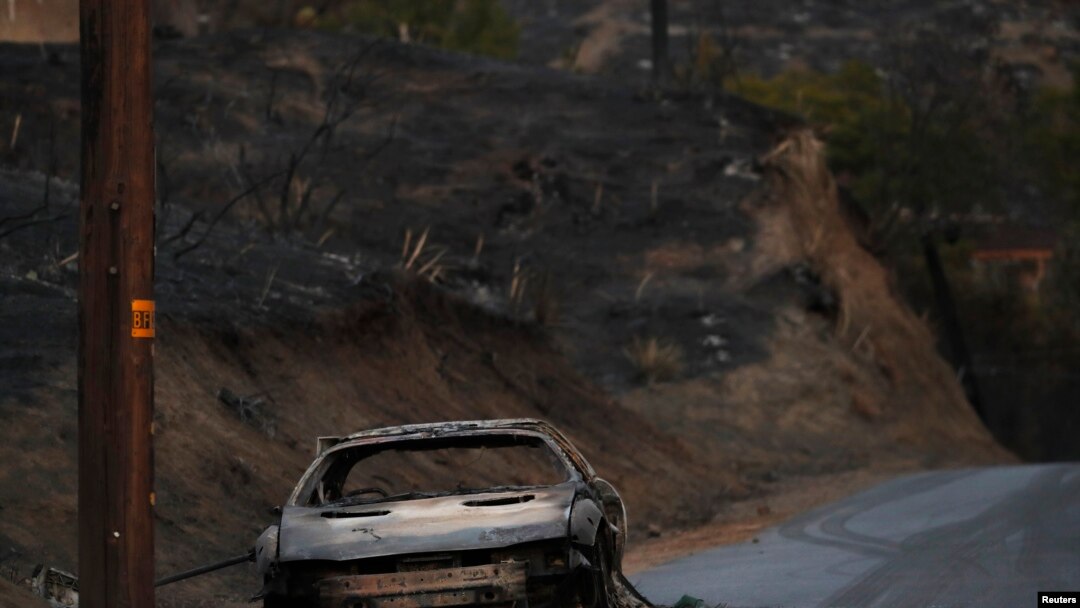 Los restos de un auto quemado por el incendio Woolsey en Malibú, sur de California. Nov.11, 2018.